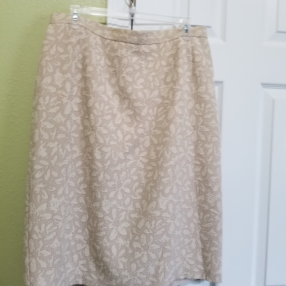 Suit - Picture 6 of 7